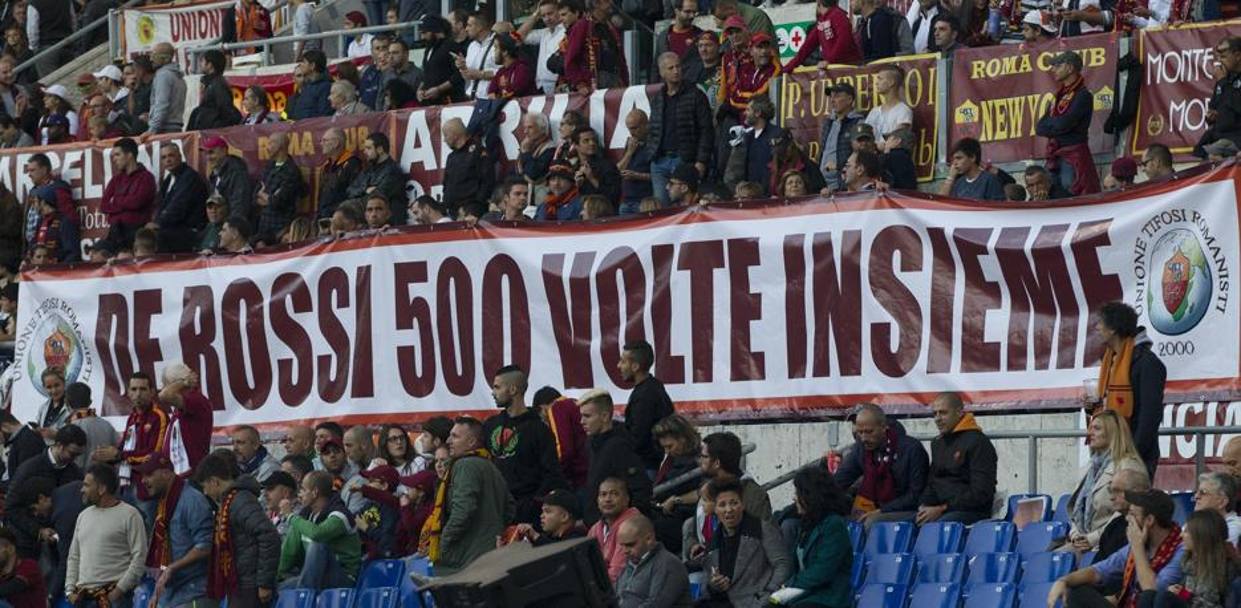 Lo striscione esposto dalla Tribuna Tevere per festeggiare le 500 presenze di De Rossi. Ansa